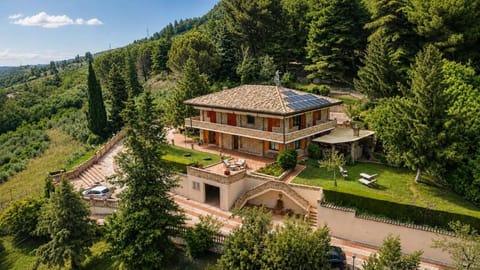 Property building, Spring, Day, Neighbourhood, Natural landscape, Bird's eye view, Mountain view, Street view, Parking