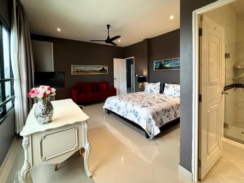 Bed, TV and multimedia, Photo of the whole room, Bedroom, towels, wardrobe