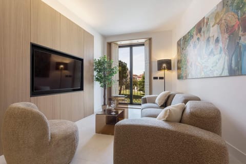 TV and multimedia, Balcony/Terrace, Living room, Seating area