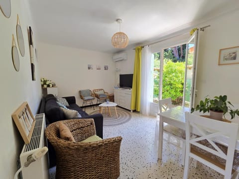 TV and multimedia, Living room, Dining area, internet, air conditioner