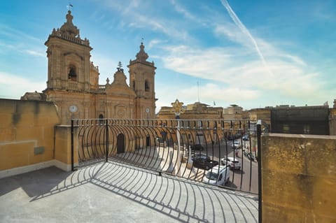 Nearby landmark, Landmark view, Street view