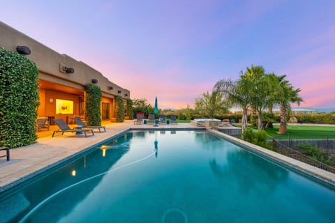 Property building, Day, Swimming pool, sunbed