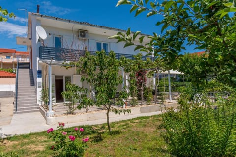 Patio, Facade/entrance
