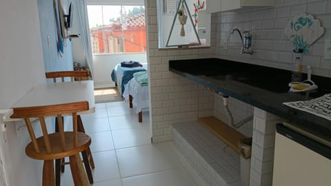 Kitchen or kitchenette, minibar, stove