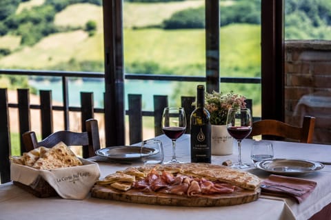 Restaurant/places to eat, Food close-up, Natural landscape, Food and drinks, Food, Lake view, Lunch, Dinner, Alcoholic drinks
