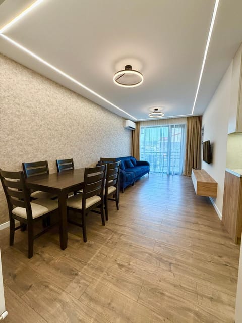 TV and multimedia, Living room, Seating area, Dining area