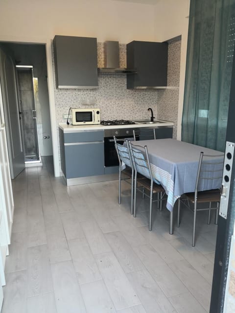 Kitchen or kitchenette, Dining area, minibar, oven, stove, kitchen