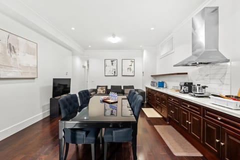 TV and multimedia, Coffee/tea facilities, Kitchen or kitchenette, Living room, Seating area, Dining area, stove