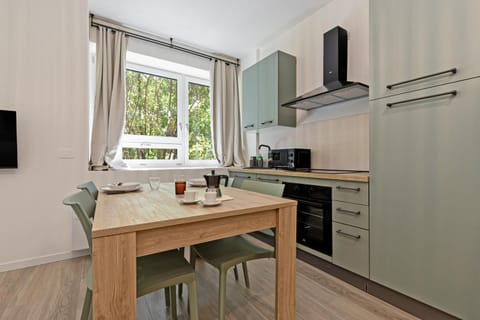Kitchen or kitchenette, Dining area, stove