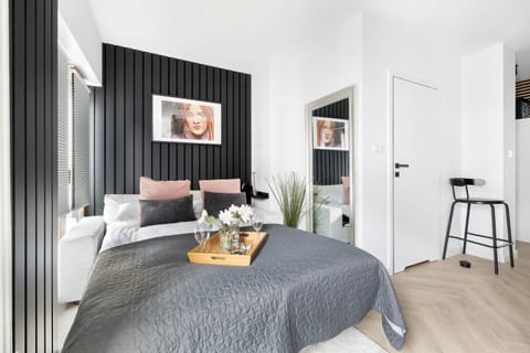Bed, TV and multimedia, Living room, Photo of the whole room, Seating area, Dining area, Bedroom
