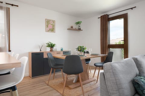 Living room, Seating area, Dining area
