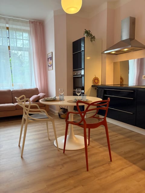 Seating area, Dining area, kitchen