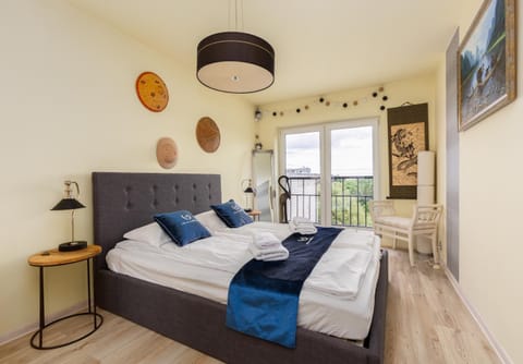 Bed, TV and multimedia, Photo of the whole room, Bedroom, towels