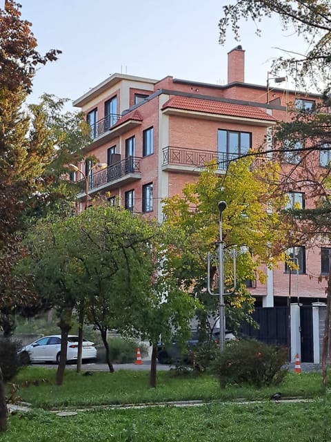 Property building, Neighbourhood, Garden view, Street view
