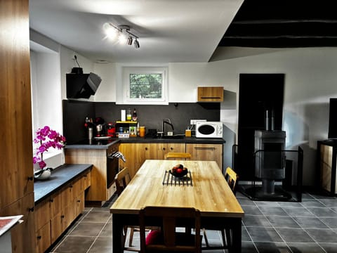 Dining area, fireplace