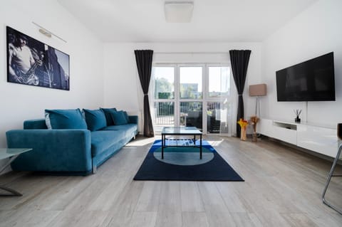 Communal lounge/ TV room, TV and multimedia, Living room, Seating area, Evening entertainment