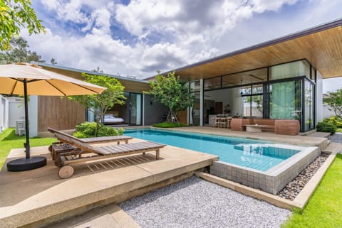 Property building, Patio, Balcony/Terrace, Swimming pool