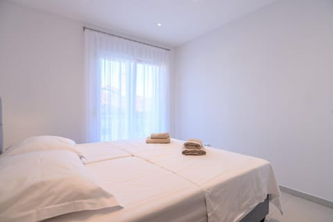 Bed, Bedroom, towels