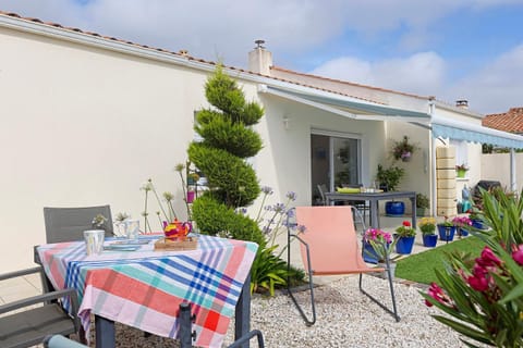 Property building, Balcony/Terrace, Living room