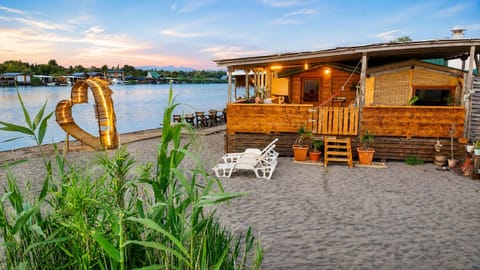 Restaurant/places to eat, Neighbourhood, Natural landscape, Balcony/Terrace, Beach, River view, Sunrise, Sunset, sunbed