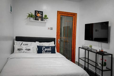 Bed, TV and multimedia, Photo of the whole room, Bedroom