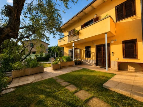 Property building, Facade/entrance, Garden