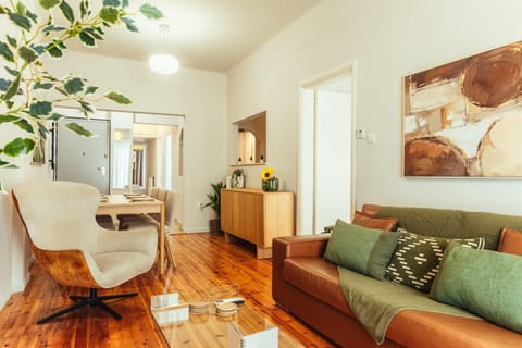 TV and multimedia, Living room, Seating area, Dining area, air conditioner