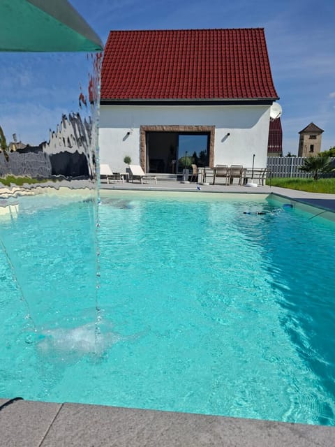 Property building, Day, Pool view, Swimming pool, Swimming pool, sunbed