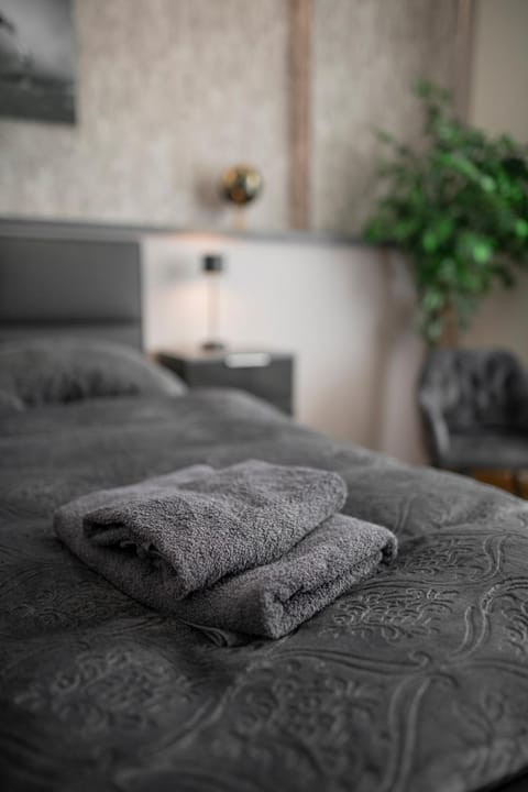 Bed, Bedroom, towels