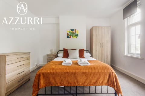 Bed, Photo of the whole room, Bedroom, Text overlay, towels