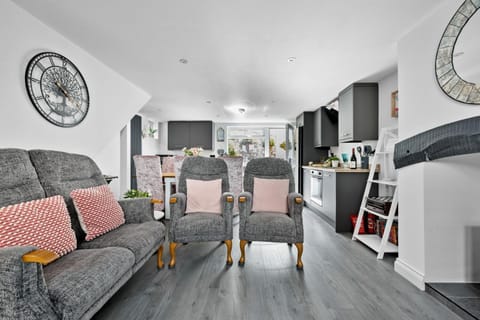 TV and multimedia, Kitchen or kitchenette, Living room, Seating area, Dining area, fireplace, oven, stove