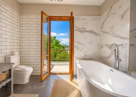 Shower, Toilet, Natural landscape, Hot Tub, Hot Tub, Bathroom, Bath