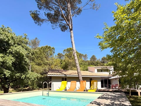 Property building, Garden, Garden view, Swimming pool, sunbed