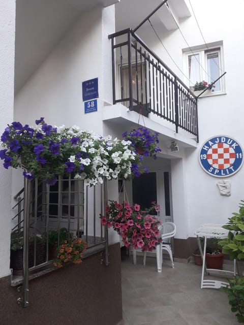 Property building, Patio, Facade/entrance, Balcony/Terrace