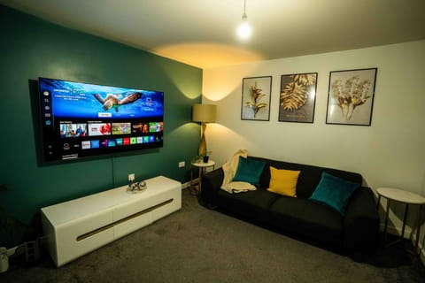 Communal lounge/ TV room, TV and multimedia, Living room, Seating area, Evening entertainment