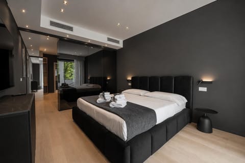 Bed, TV and multimedia, Photo of the whole room, Bedroom, towels, air conditioner