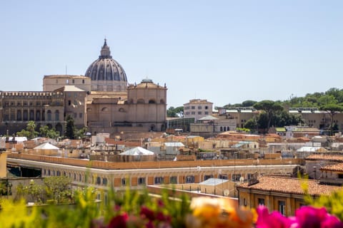 Property building, Nearby landmark, Day, City view, Landmark view, Location
