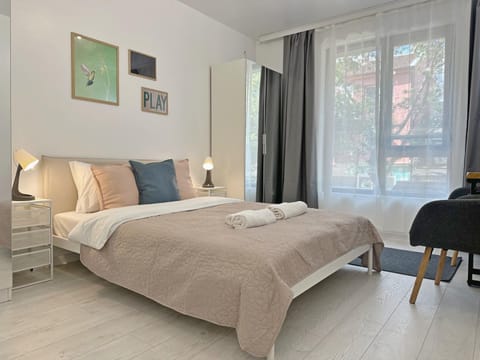 Bed, Bedroom, towels