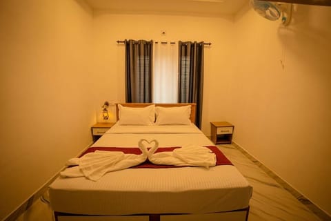 Bed, Photo of the whole room, Bedroom, towels, air conditioner