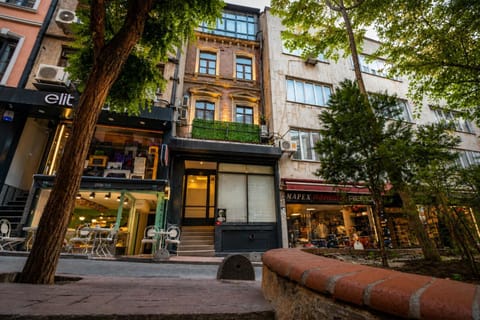 Property building, Day, Location
