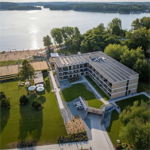 Property building, Neighbourhood, Natural landscape, Lake view, Swimming pool, Location