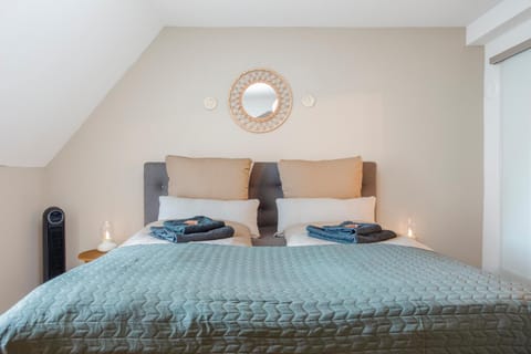 Bed, Photo of the whole room, Bedroom, towels