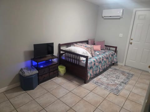 Bed, TV and multimedia, Photo of the whole room, air conditioner