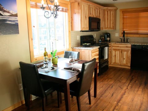 Kitchen or kitchenette, Photo of the whole room, Dining area
