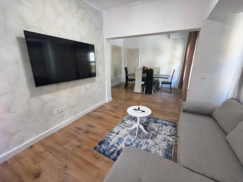 Communal lounge/ TV room, TV and multimedia, Living room, Seating area, Evening entertainment