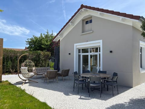 Property building, Garden, Living room, Dining area