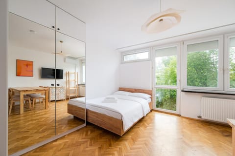 Bed, TV and multimedia, Photo of the whole room, Evening entertainment, Bedroom