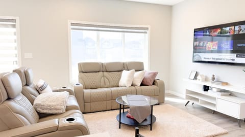 Communal lounge/ TV room, TV and multimedia, Living room, Seating area, Evening entertainment