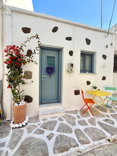 Property building, Day, Garden, Seating area
