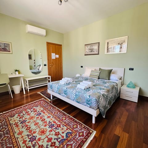 Bed, Bedroom, towels, air conditioner
